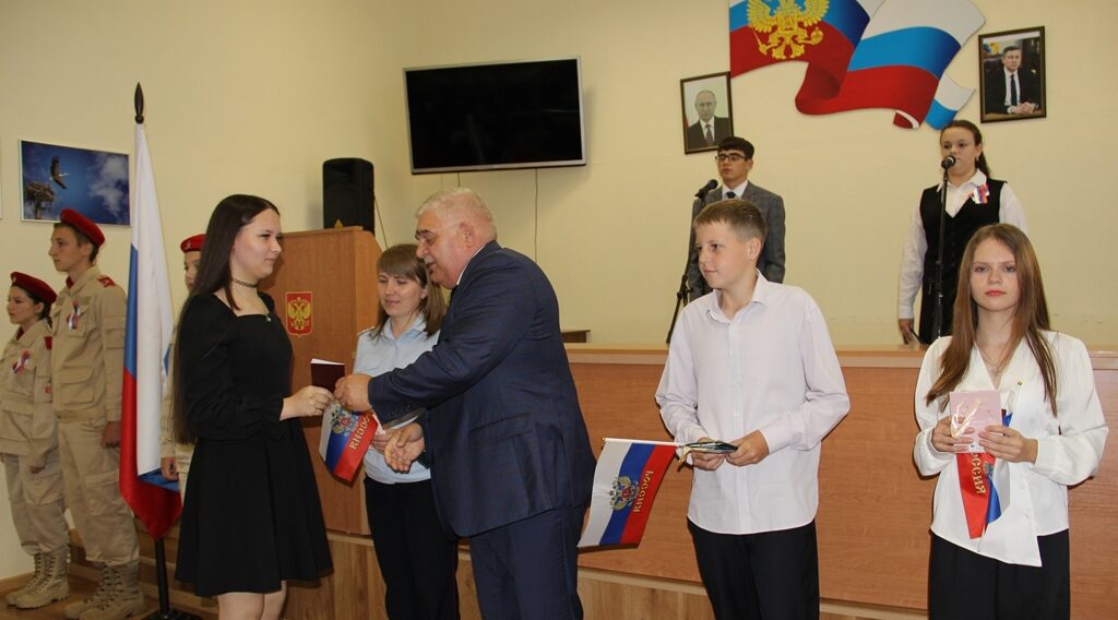 Юным жителям Красногорского района вручили паспорта