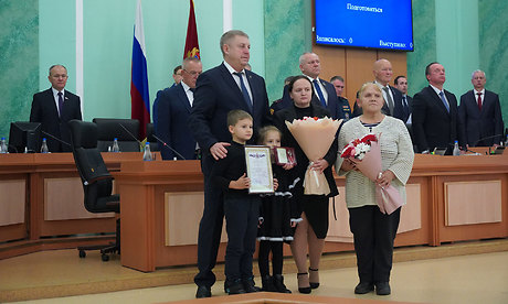 На&nbsp;заседании областной Думы Александр Богомаз вручил родным Героев государственные награды