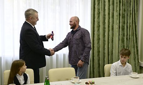 Губернатор Брянской области вручил автомобиль участнику специальной военной операции